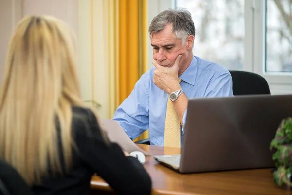 Affärsman och affärskvinna på kontoret — Stockfoto