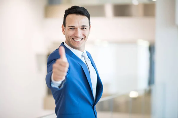 Hombre de negocios sonriente en el aeropuerto — Foto de Stock