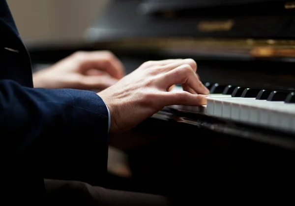 Musician playing a piano keyboard — Stock Photo, Image