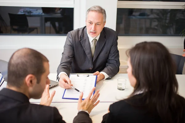 Menschen bei der Arbeit im Büro — Stockfoto