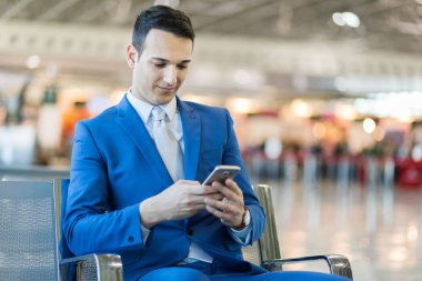 yakışıklı işadamı telefon kullanma 