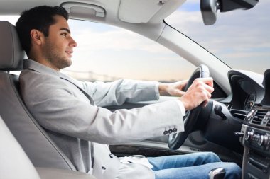 lüks bir araba sürüş adam