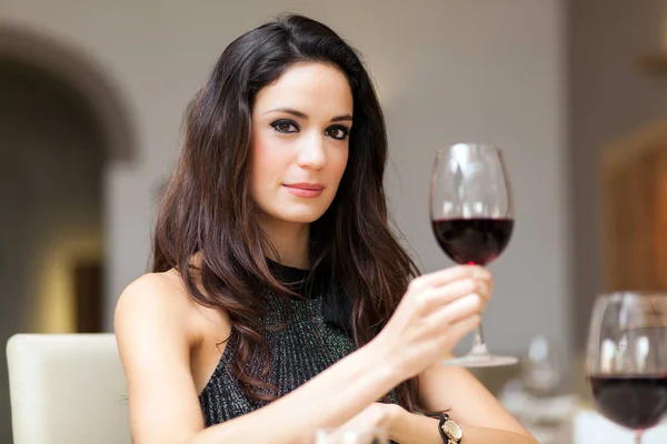 Mujer sosteniendo copa de vino tinto — Foto de Stock