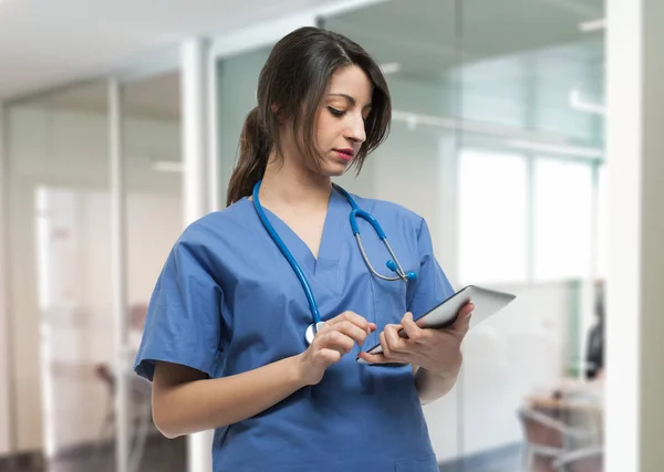 Enfermera femenina usando Tablet — Foto de Stock