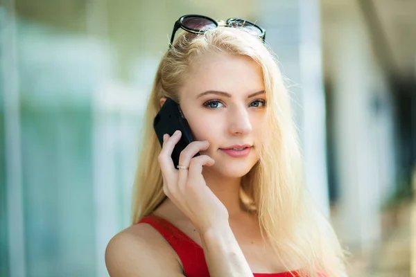 Frau telefoniert — Stockfoto