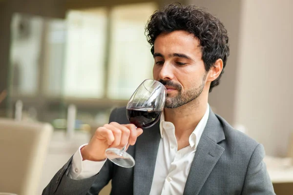 Człowiek pachnący czerwonym winem — Zdjęcie stockowe