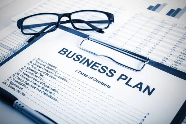 Business plan and eyeglasses — Stock Photo, Image