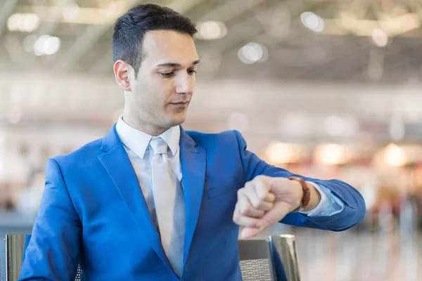 Hombre de negocios comprobar el tiempo en el aeropuerto — Foto de Stock