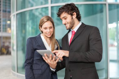 iş adamları tablet kullanma