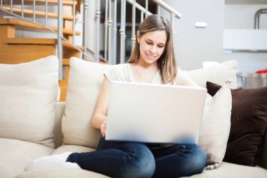 Dizüstü bilgisayar kullanan bir kadın