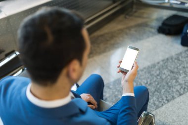 Telefon kullanan bir iş adamı 