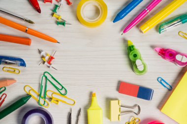 ahşap masa üzerinde Kırtasiye