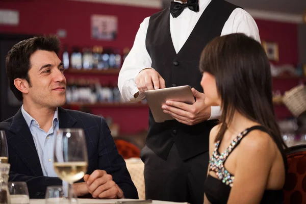 Kellner nimmt Bestellung mit Tablet entgegen — Stockfoto