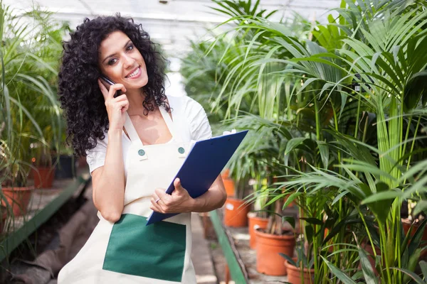 Vrouwelijke bediende praten over telefoon — Stockfoto