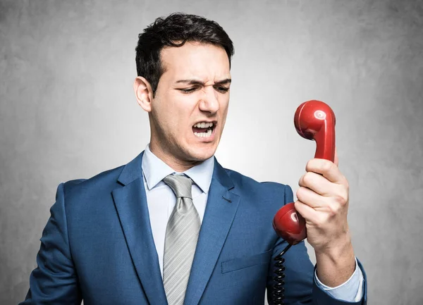 Empresario gritando por teléfono — Foto de Stock