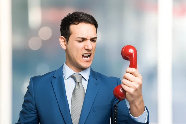 Empresário gritando ao telefone — Fotografia de Stock