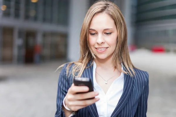 Zakenvrouw met behulp van mobiele telefoon — Stockfoto