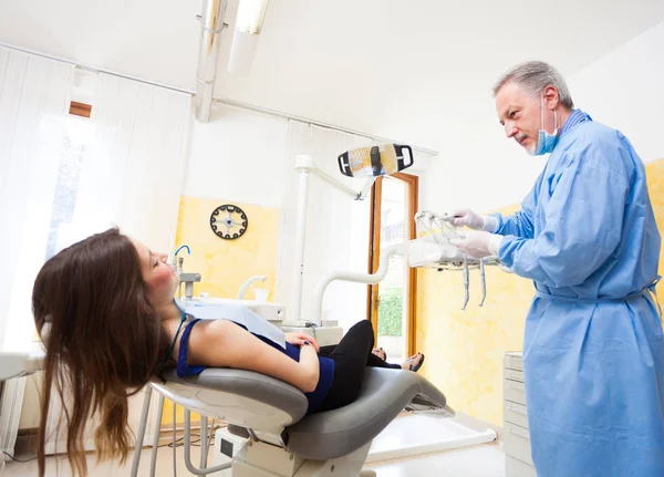 Dentista che effettua un trattamento dentale sul paziente — Foto Stock