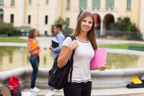 Üniversite önünde kız öğrenci — Stok fotoğraf