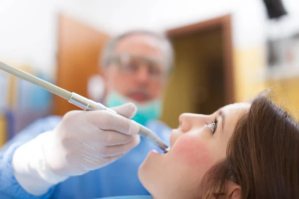 Dentista che effettua un trattamento dentale sul paziente — Foto Stock