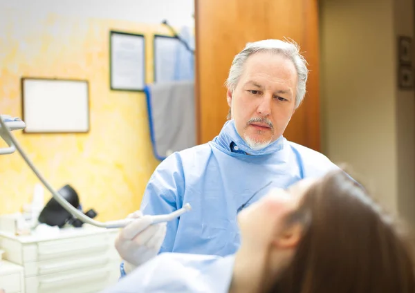 Dentiste guérissant patiente — Photo