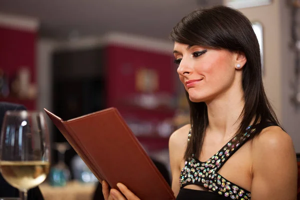 Mulher lendo um menu — Fotografia de Stock