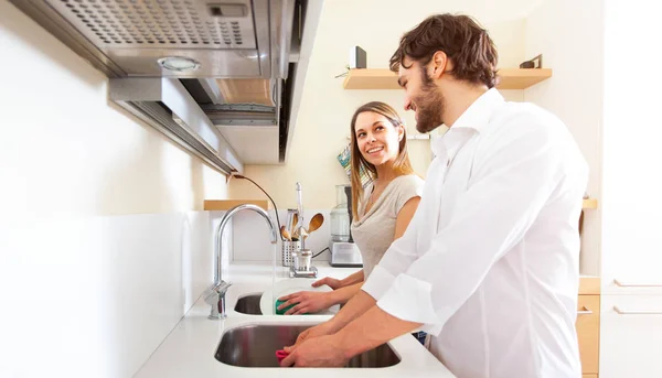 Pasangan yang mencuci piring di dapur — Stok Foto