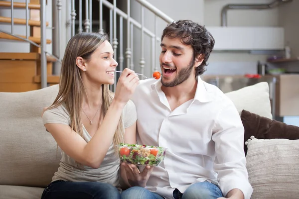 Coppia mangiare insalata — Foto Stock