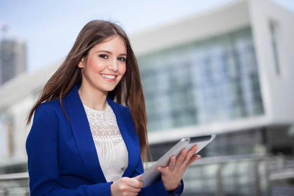 Geschäftsfrau mit Tablet — Stockfoto