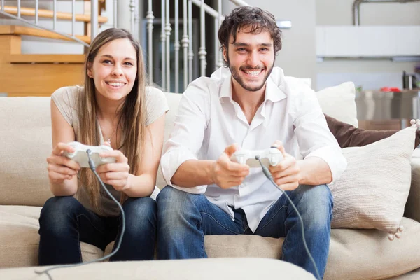 Couple playing video games — Stock Photo, Image