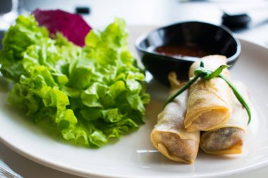 plaka Spring rolls ile