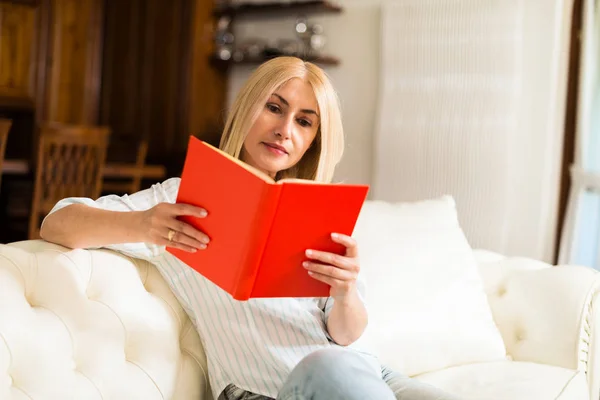 Donna matura che legge un libro — Foto Stock