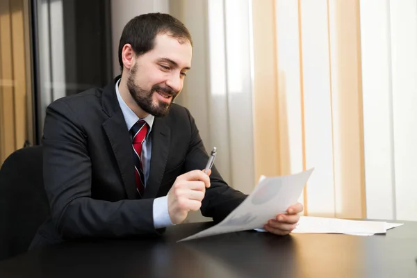 Zakenman die een document leest — Stockfoto