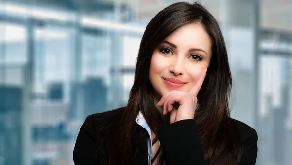 Joven mujer de negocios encantadora — Foto de Stock