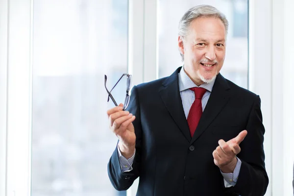 Reifer Geschäftsmann lächelt — Stockfoto