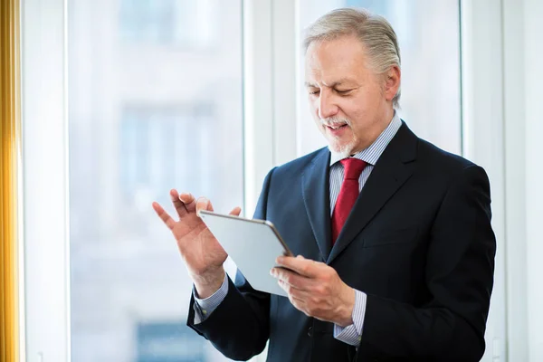 Uomo d'affari maturo utilizzando tablet — Foto Stock