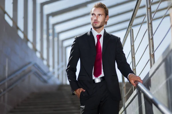 Schöner Manager zu Fuß — Stockfoto