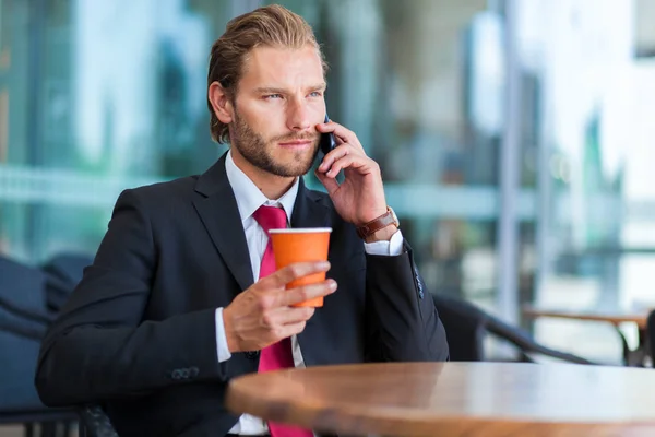Pohledný podnikatel hovoří na telefonu — Stock fotografie