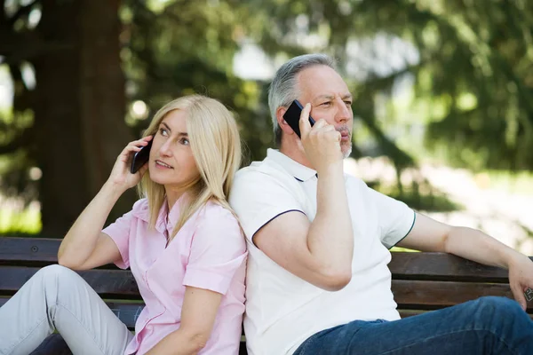 Dospělý pár, mluví o telefonech — Stock fotografie