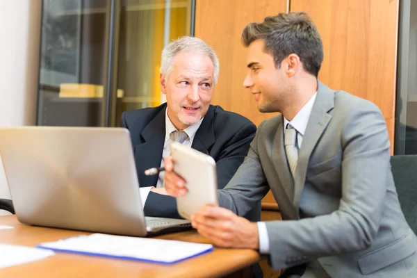 Människor i arbete i deras kontor — Stockfoto