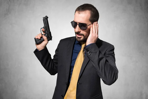 Man som håller i en pistol — Stockfoto