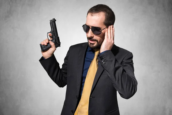 Homem segurando uma arma — Fotografia de Stock