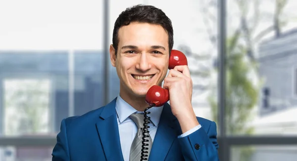 Empresário falando no telefone retro — Fotografia de Stock