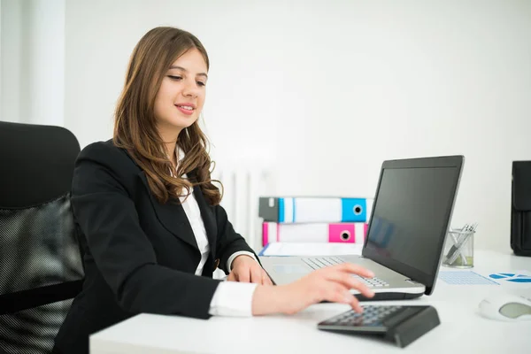 Empresaria en el trabajo en la oficina —  Fotos de Stock