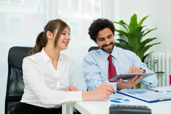 Personas en el trabajo en la oficina —  Fotos de Stock