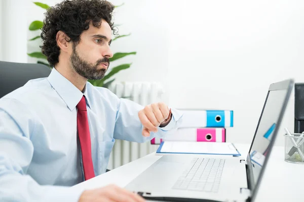 Hombre aburrido mirando su reloj — Foto de Stock