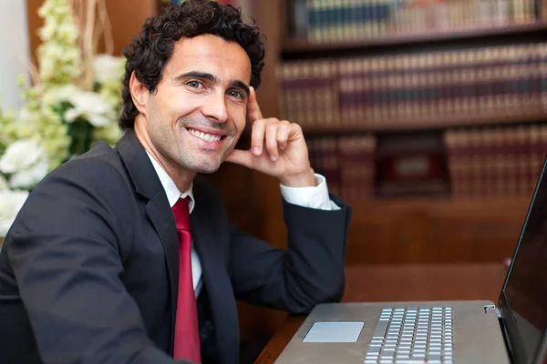 Hombre de negocios que trabaja en la oficina — Foto de Stock