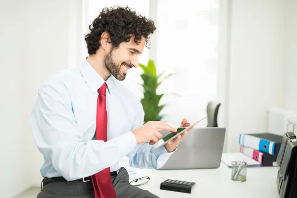 Hombre usando una tableta — Foto de Stock