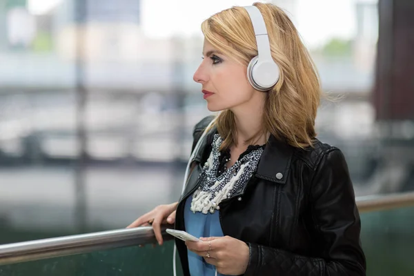 Junge Frau hört Musik — Stockfoto