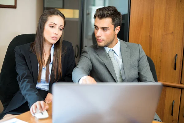 Företagsfolk i arbete — Stockfoto